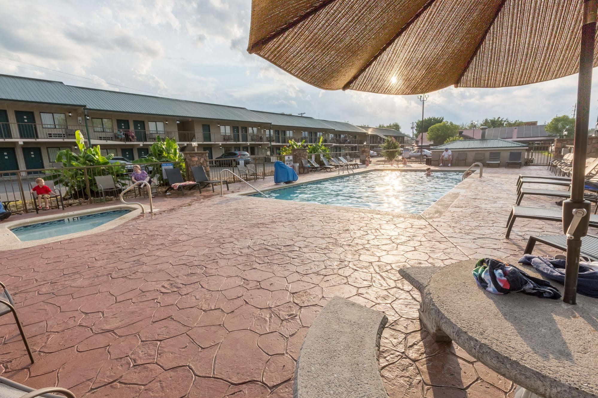 Mountain Breeze Motel Pigeon Forge Bagian luar foto