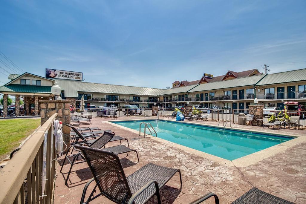 Mountain Breeze Motel Pigeon Forge Bagian luar foto